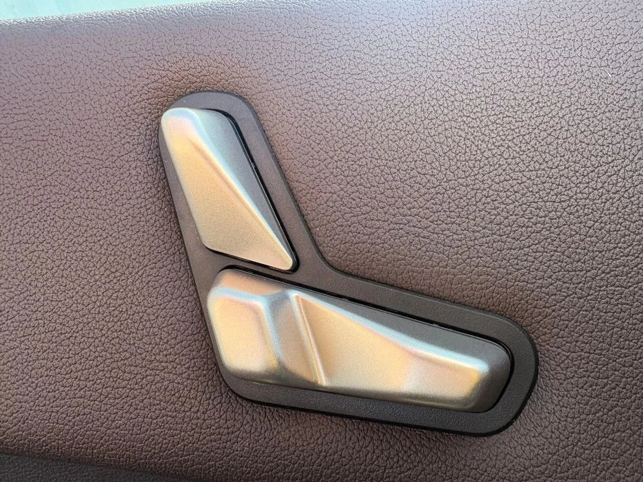 BMW iX xDRIVE40/326HP/PRO/LED/HUD/CAM/281z, снимка 10 - Автомобили и джипове - 54125481