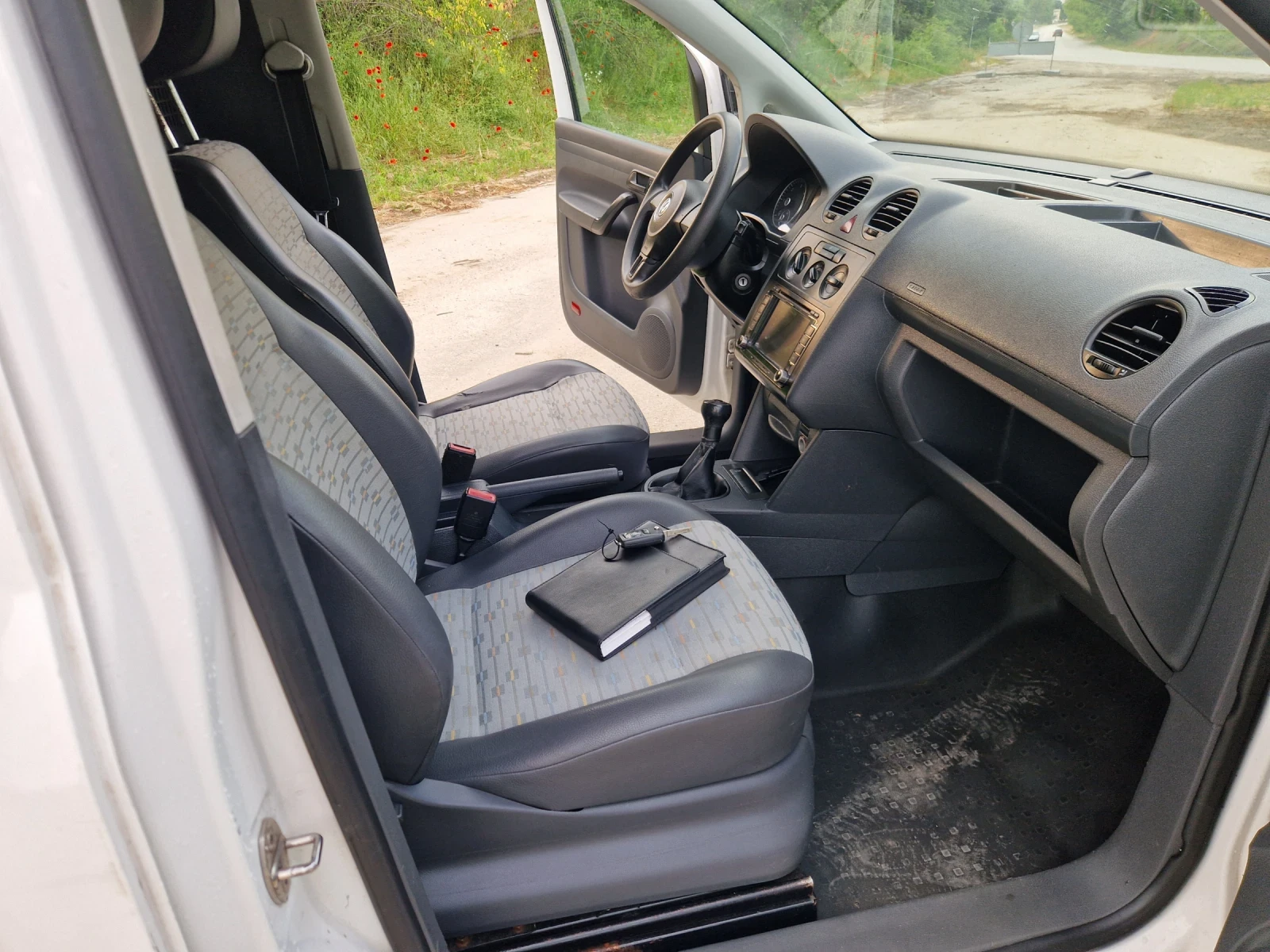 VW Caddy 1.6 TDI, снимка 9 - Автомобили и джипове - 54633835
