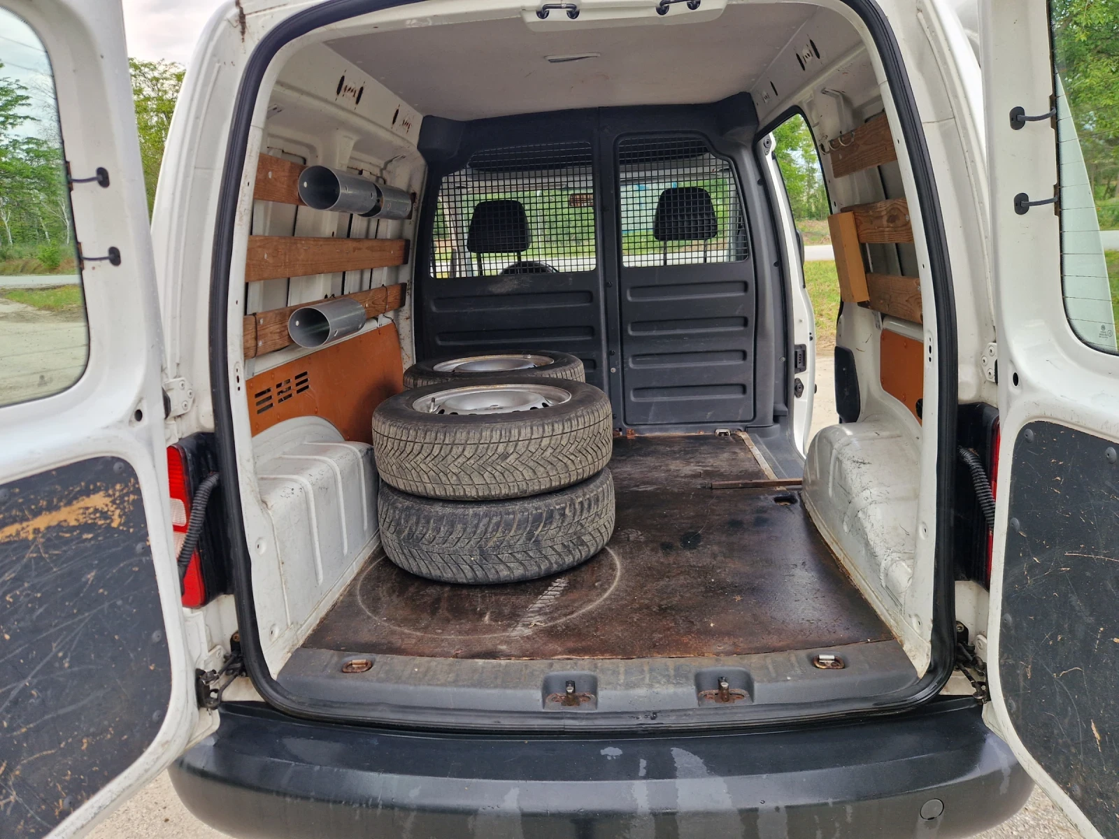 VW Caddy 1.6 TDI, снимка 11 - Автомобили и джипове - 54633835