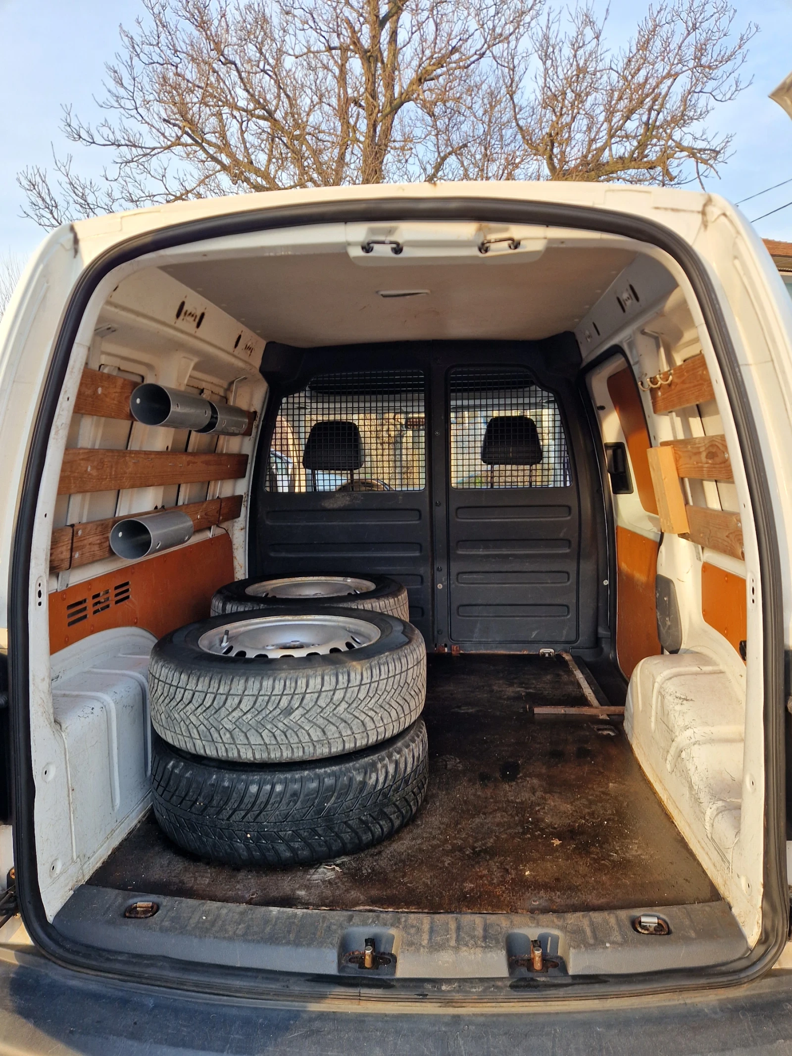 VW Caddy 1.6 TDI, снимка 13 - Автомобили и джипове - 54633835