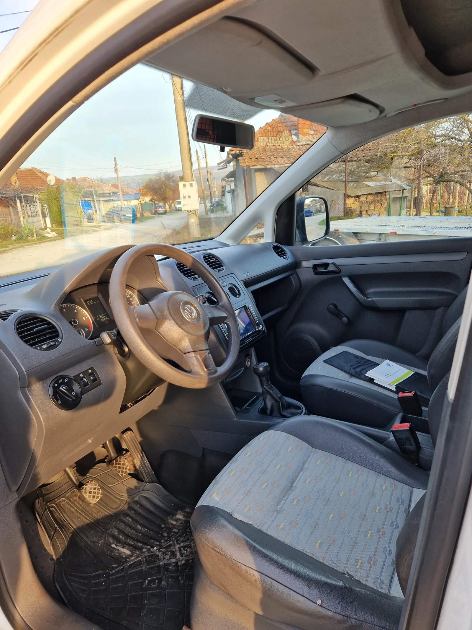 VW Caddy 1.6 TDI, снимка 8 - Автомобили и джипове - 54633835