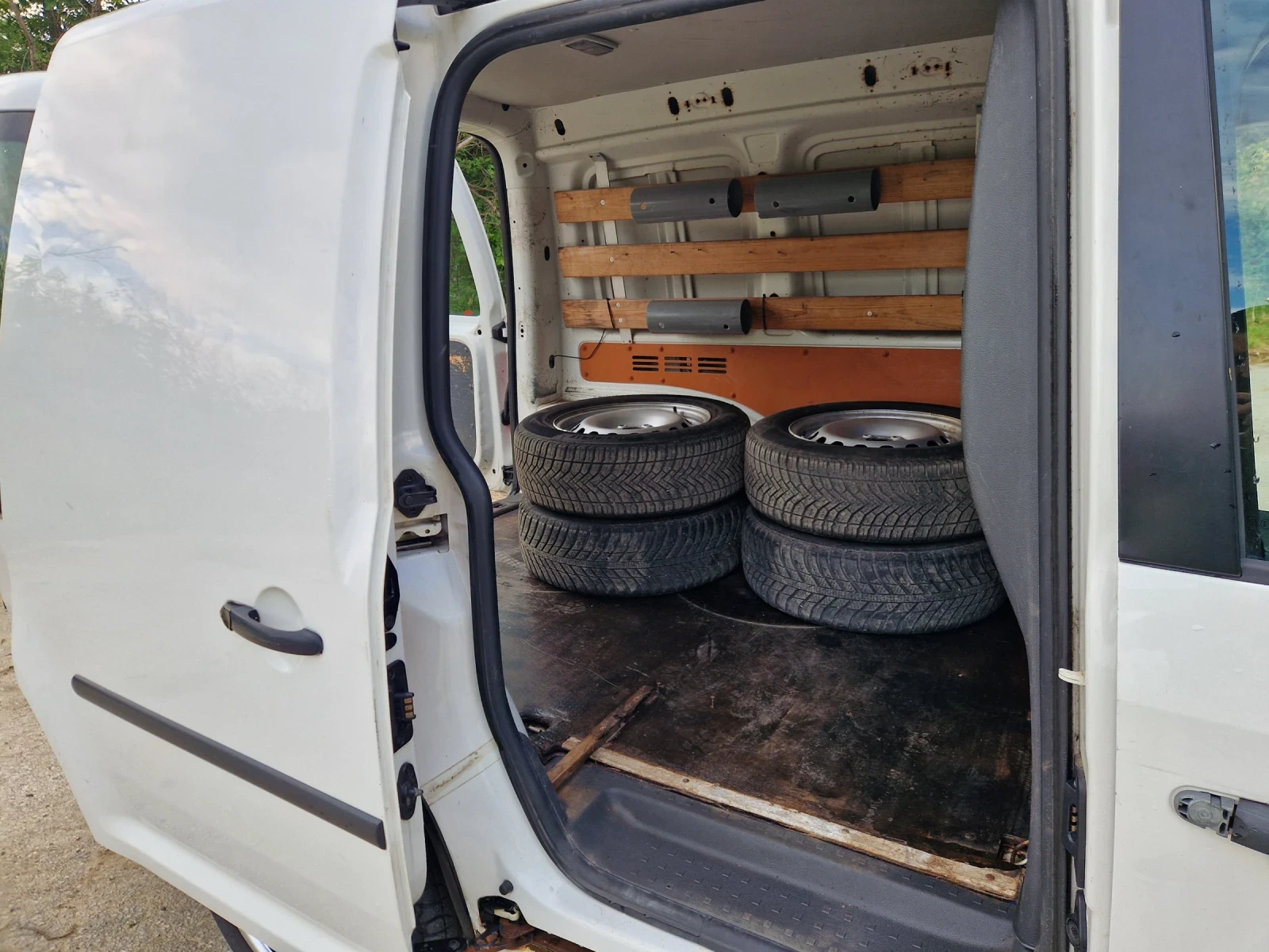 VW Caddy 1.6 TDI, снимка 12 - Автомобили и джипове - 54633835