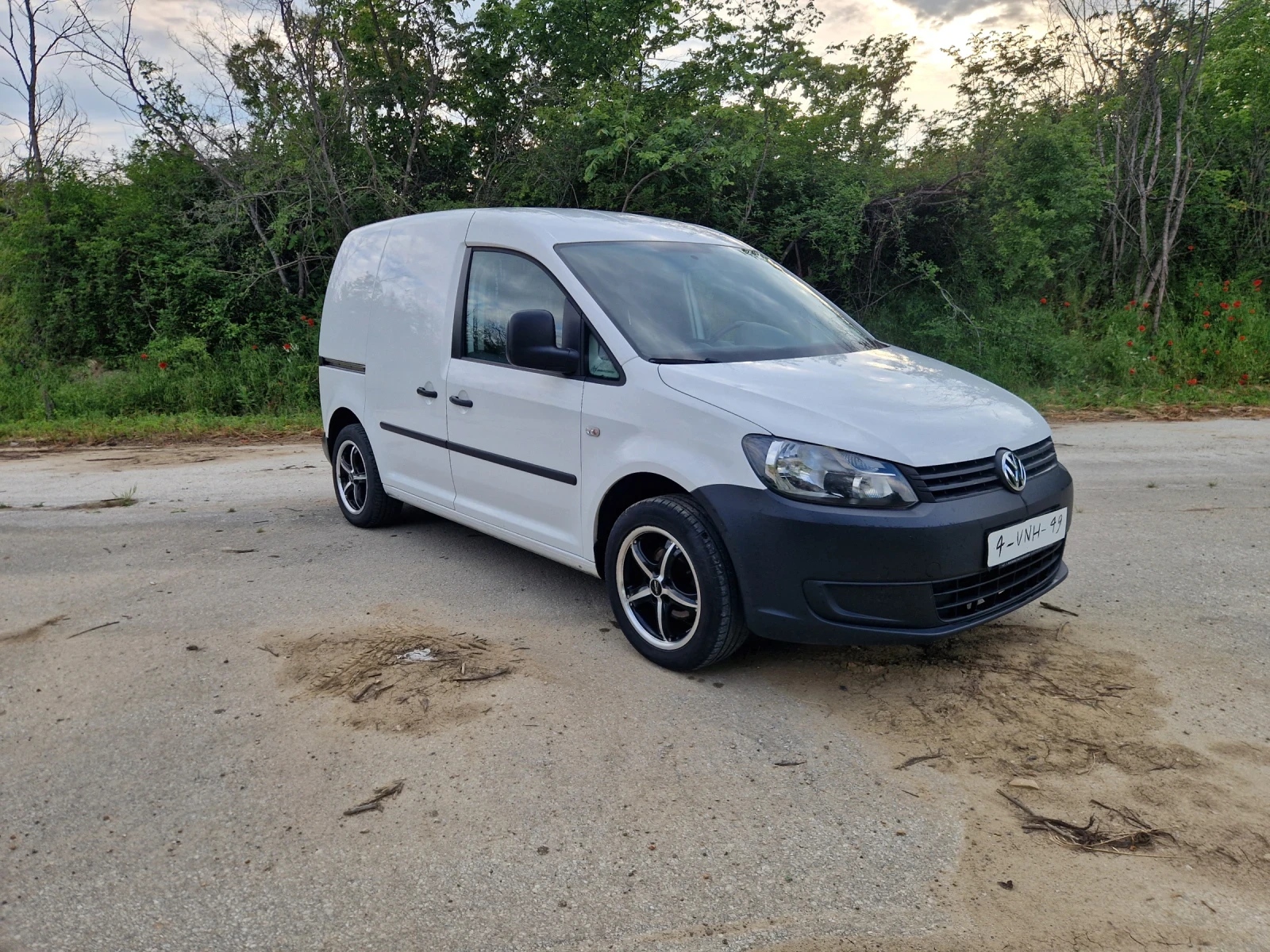 VW Caddy 1.6 TDI, снимка 3 - Автомобили и джипове - 54633835