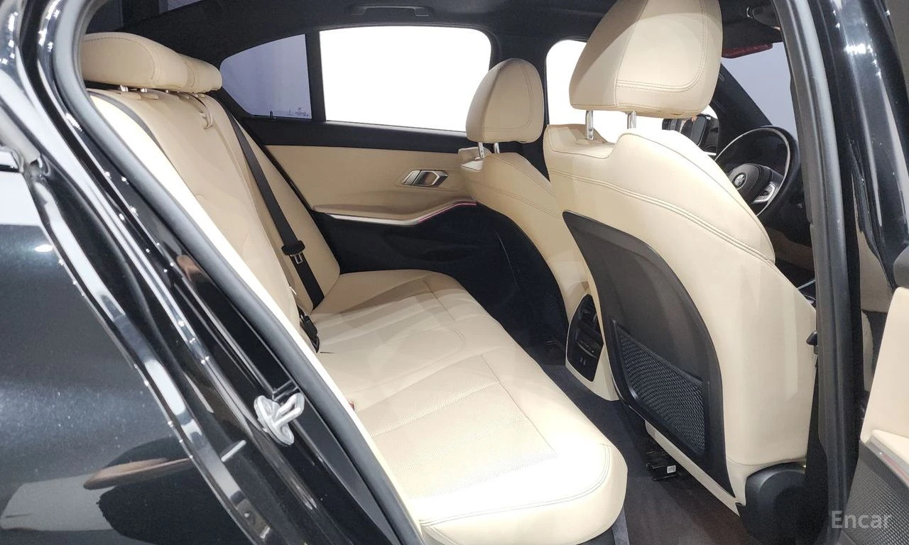 BMW 320 i M SPORT* DISTRONIC* HEAD-UP* КАМЕРА* ПОДГРЕВ* , снимка 15 - Автомобили и джипове - 55277816