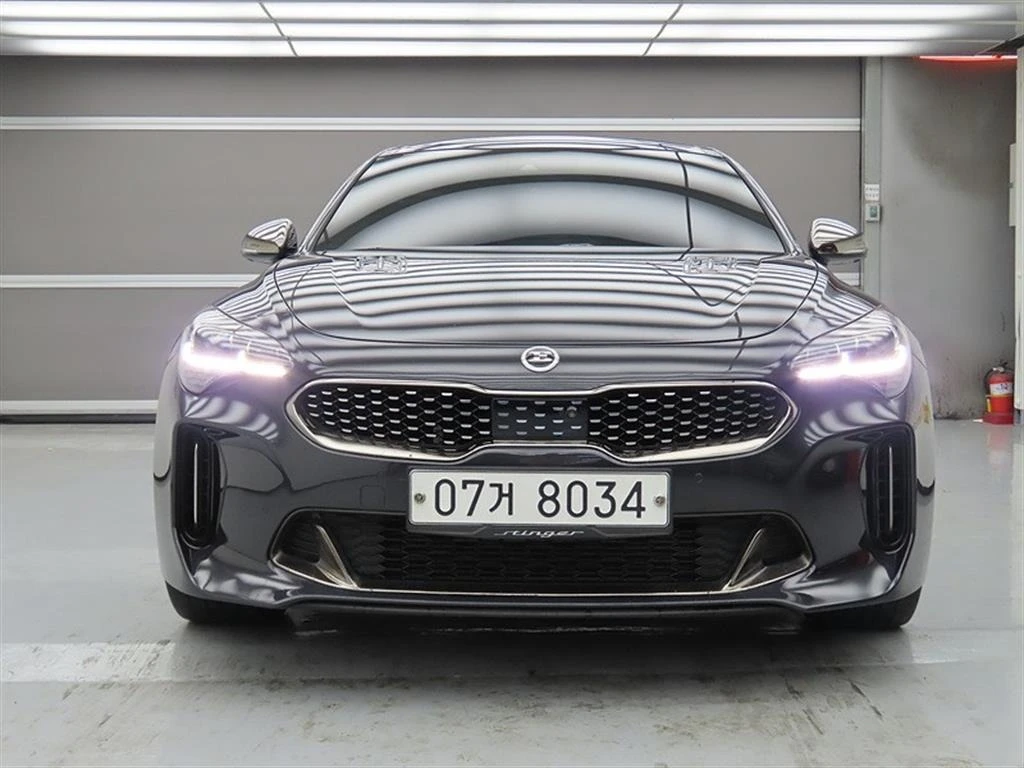 Kia Stinger GT 2WD Disi/Panorama/Line Assist/Обдухване/ HeadUp, снимка 2 - Автомобили и джипове - 55315000