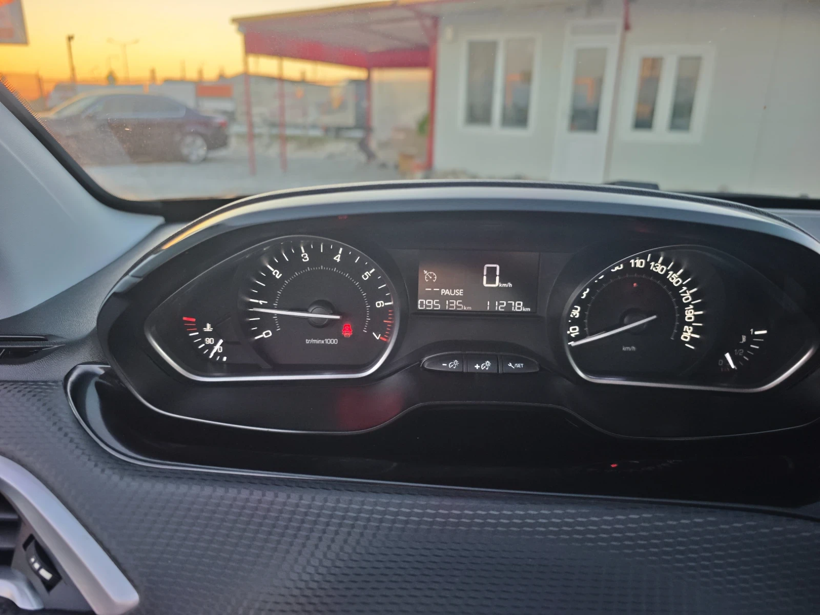 Peugeot 2008 1.2i , снимка 8 - Автомобили и джипове - 55743184