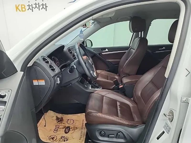 VW Tiguan 2.0 TDI, снимка 11 - Автомобили и джипове - 54302798