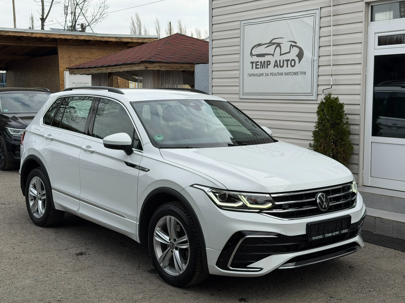 VW Tiguan 2.0TDI* R-Line* 200kc* С ПЪЛНА ИСТОРИЯ В VW, снимка 3 - Автомобили и джипове - 54193278