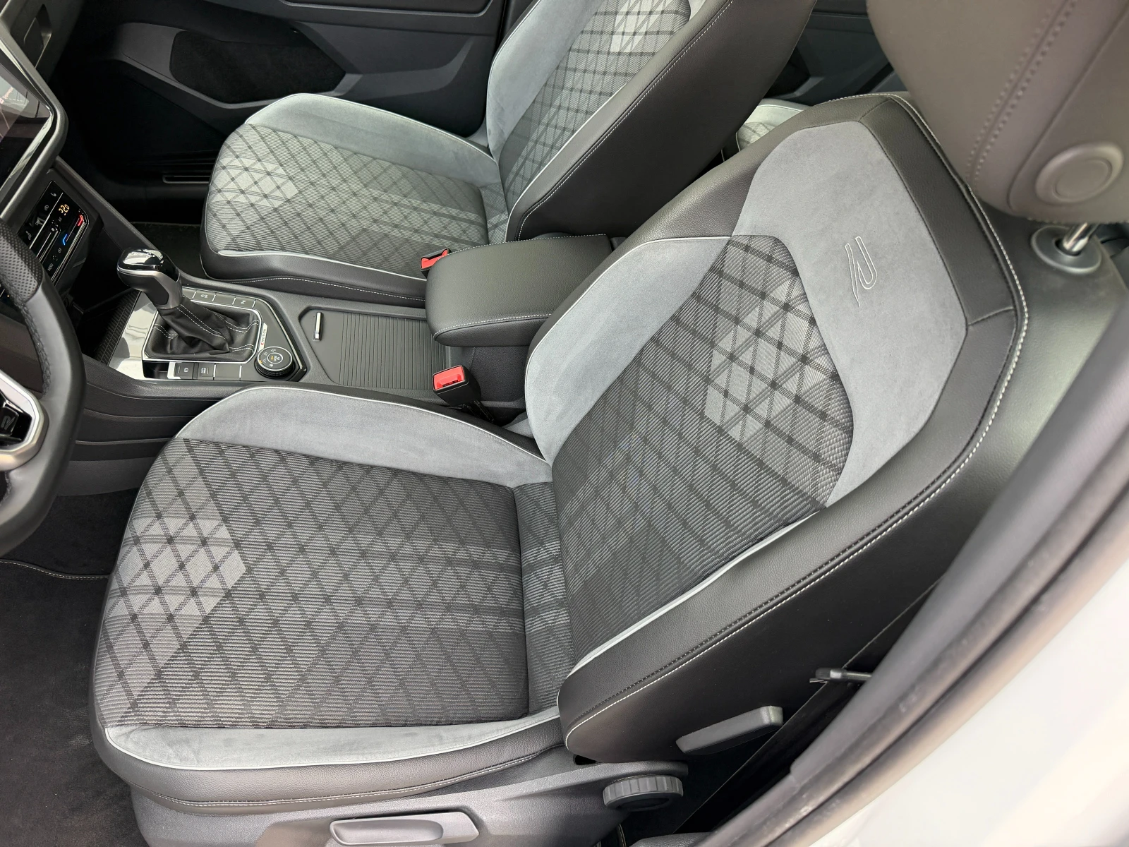 VW Tiguan 2.0TDI* R-Line* 200kc* С ПЪЛНА ИСТОРИЯ В VW, снимка 7 - Автомобили и джипове - 54193278