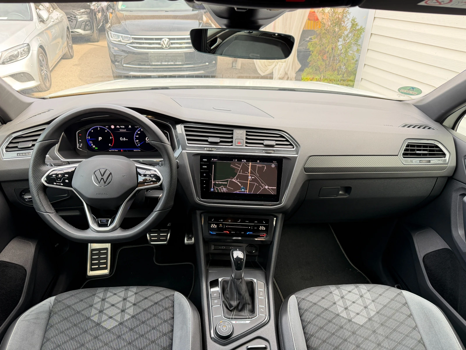 VW Tiguan 2.0TDI* R-Line* 200kc* С ПЪЛНА ИСТОРИЯ В VW, снимка 9 - Автомобили и джипове - 54193278