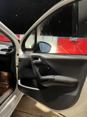 Peugeot 208 - 7600 € / 14864.31 лв. - 49300779 9