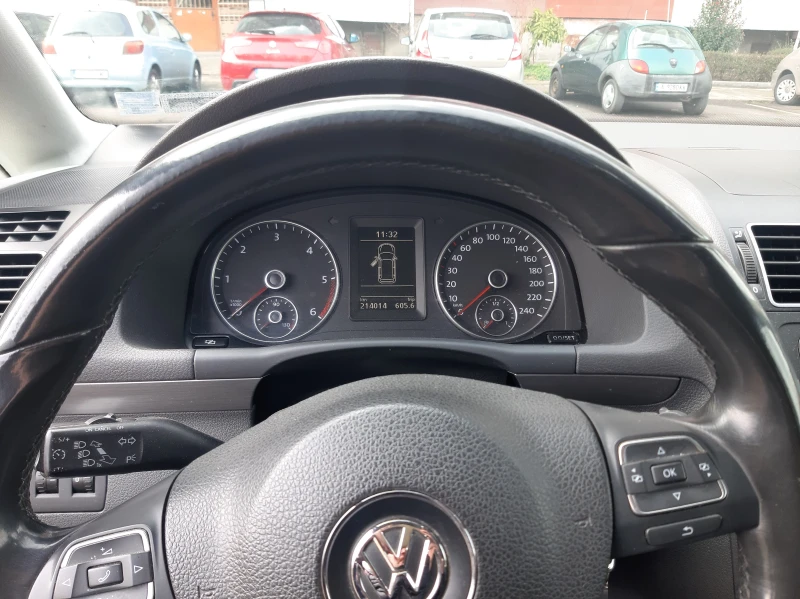 VW Touran 1.6 TDI, снимка 6 - Автомобили и джипове - 49323507