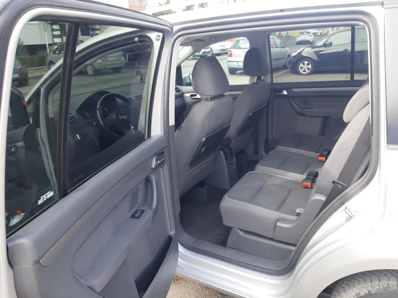 VW Touran 1.6 TDI, снимка 9 - Автомобили и джипове - 49323507