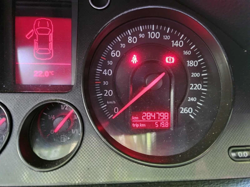 VW Passat 1.9 DI, снимка 4 - Автомобили и джипове - 51793104