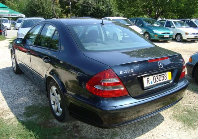 Mercedes-Benz E 220 CDi, БАРТЕР, снимка 11 - Автомобили и джипове - 22453667