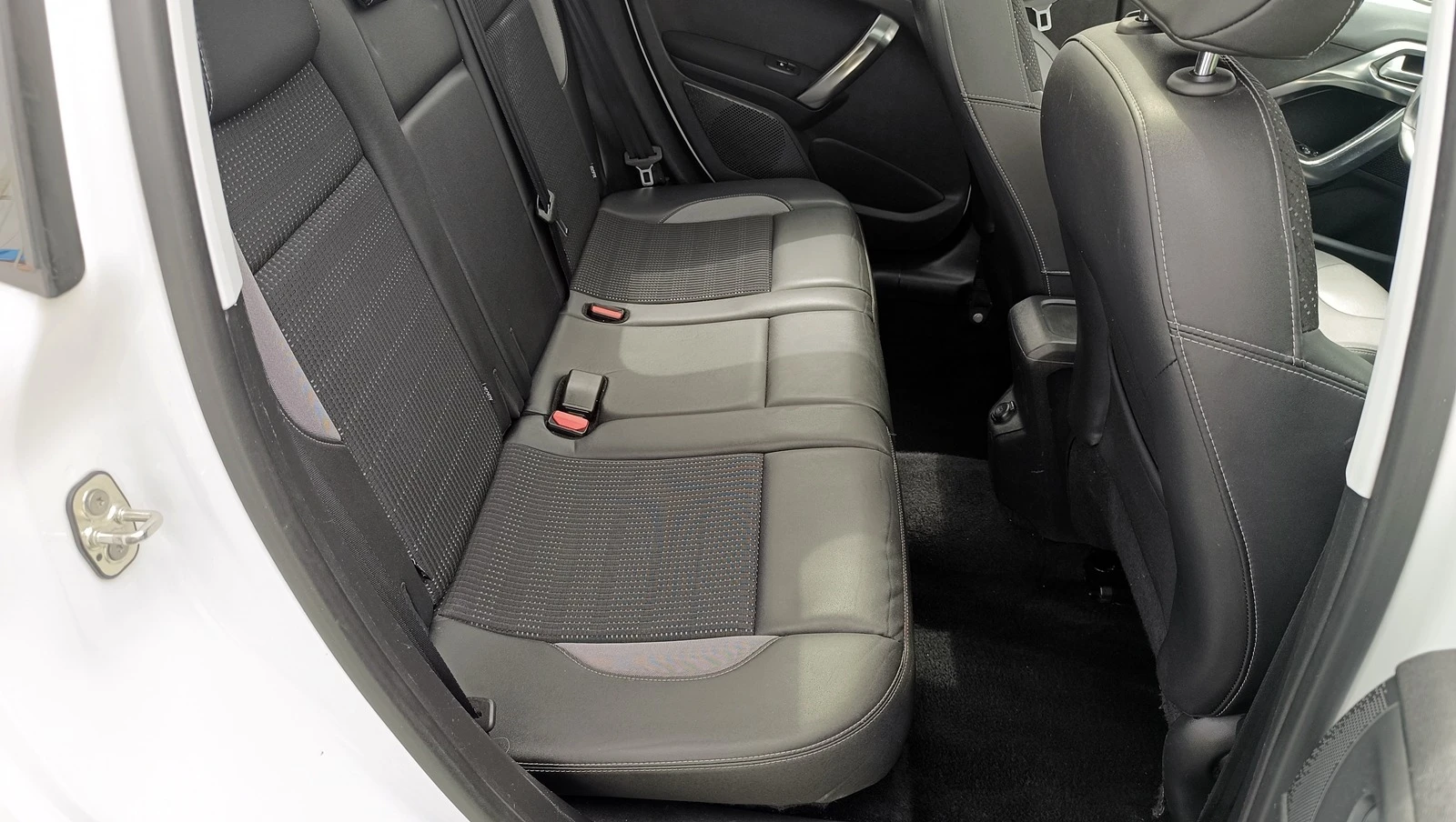 Peugeot 2008 1.2i | Mobile.bg — изображение 15