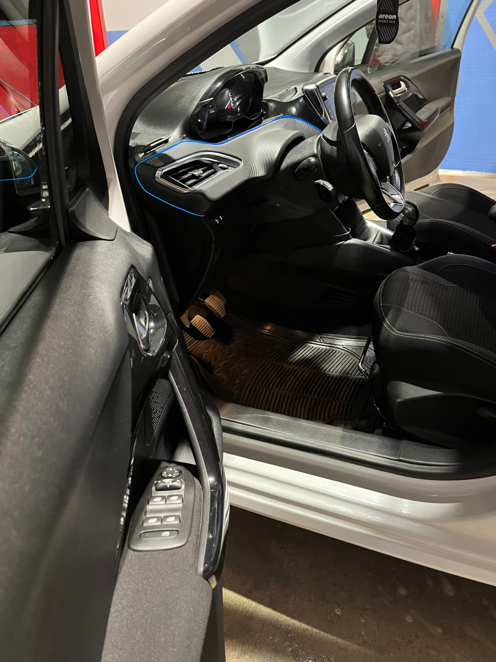 Peugeot 208  - изображение 8