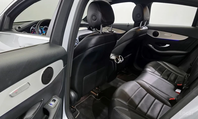 Mercedes-Benz GLC 300 Coupe* Distronic* Digital* Night Pack, снимка 8 - Автомобили и джипове - 53373799