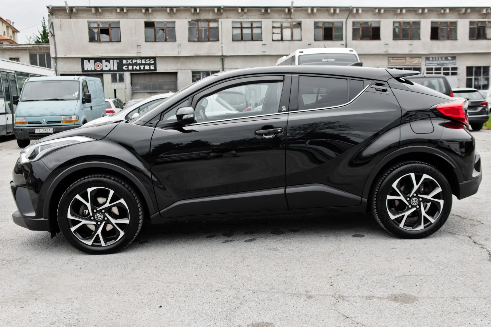 Toyota C-HR 1.2i-PARK ASSIST-CAMERA-LINE ASSIST-TEAM EDITION, снимка 4 - Автомобили и джипове - 54486824