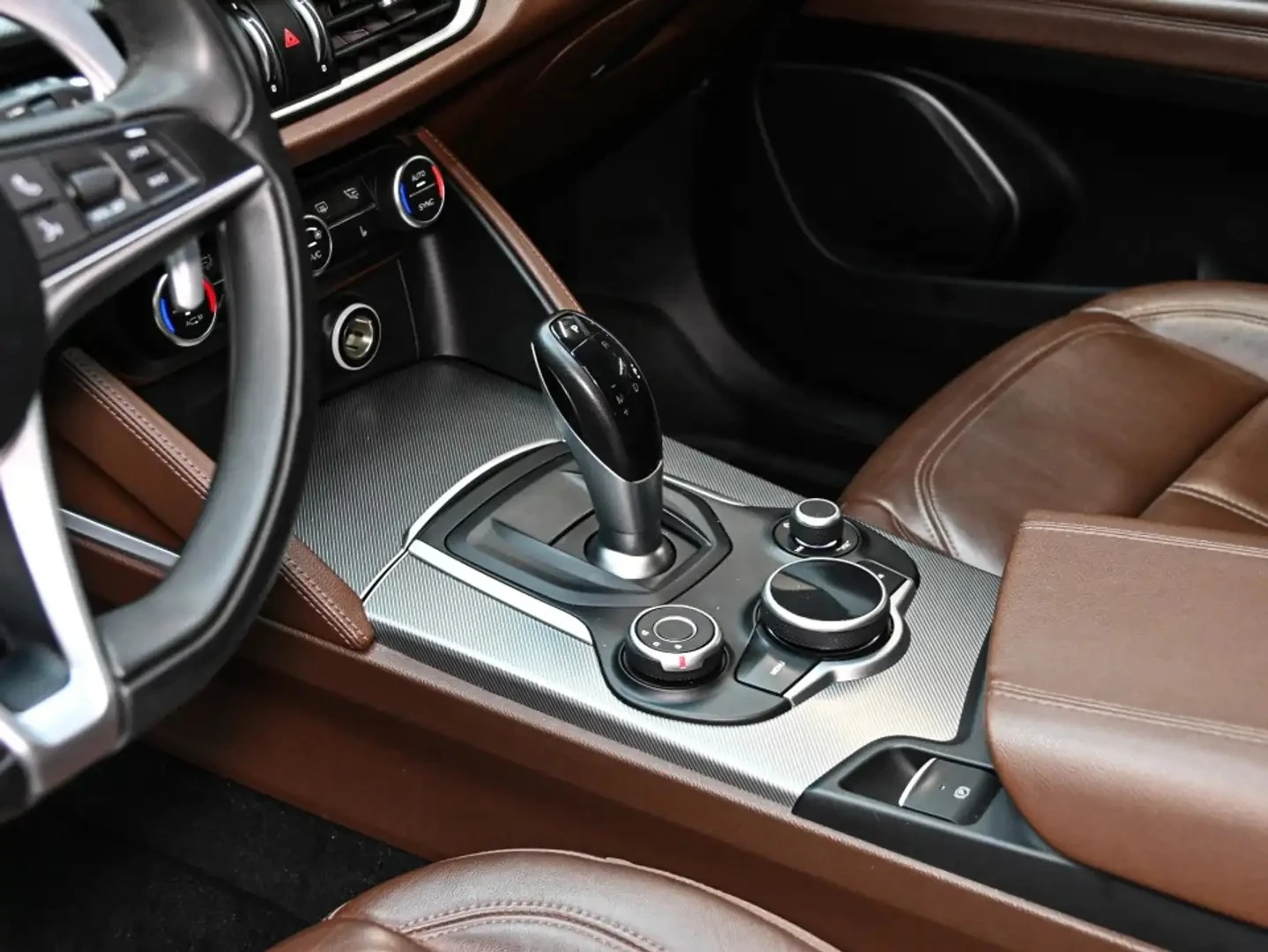 Alfa Romeo Stelvio 2018* Q4* AWD* PANO* SPORT* VULCANO* КРАЙНА ЦЕНА, снимка 13 - Автомобили и джипове - 56239396