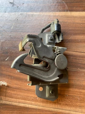 брава за преден капак Volvo V50 D2 1.6 HDI 2010г. номер на частта 30716530 / 30716529, снимка 4