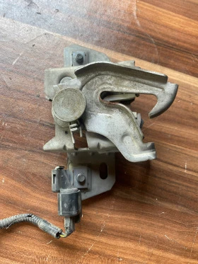 брава за преден капак Volvo V50 D2 1.6 HDI 2010г. номер на частта 30716530 / 30716529, снимка 2