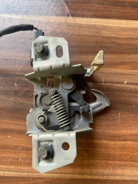 брава за преден капак Volvo V50 D2 1.6 HDI 2010г. номер на частта 30716530 / 30716529, снимка 1