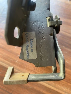 брава за преден капак Volvo V50 D2 1.6 HDI 2010г. номер на частта 30716530 / 30716529, снимка 3