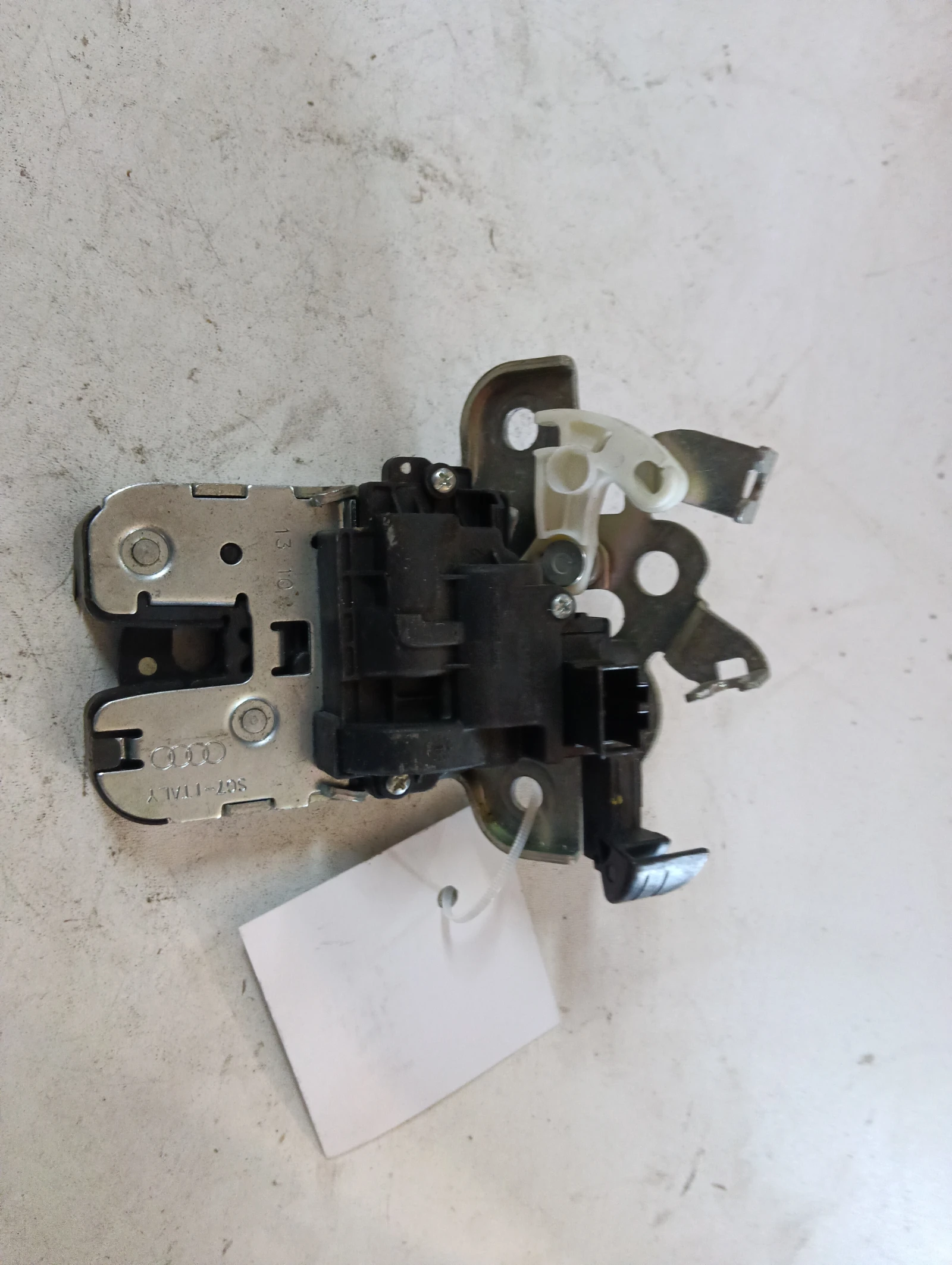 брава заден капак 4H0827505 Audi A8