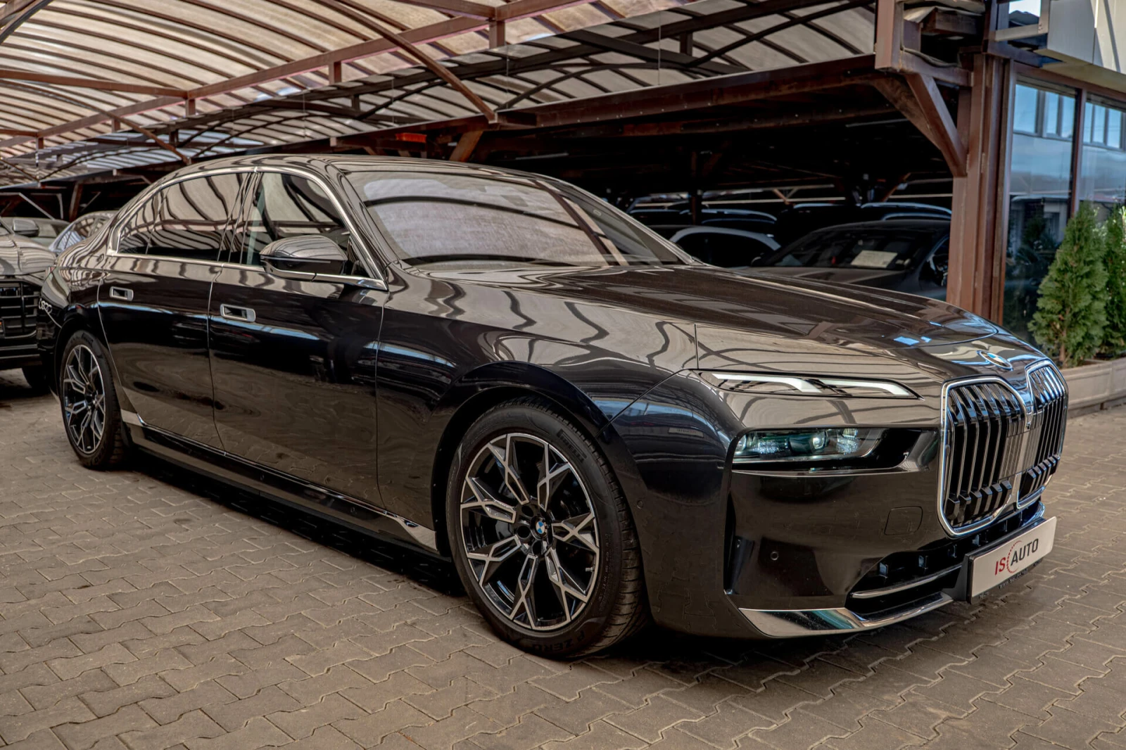 BMW 750 E/xDrive/SKY Lounge/INDIVIDUAL/Bowers & Wilkins/Au, снимка 2 - Автомобили и джипове - 53837371