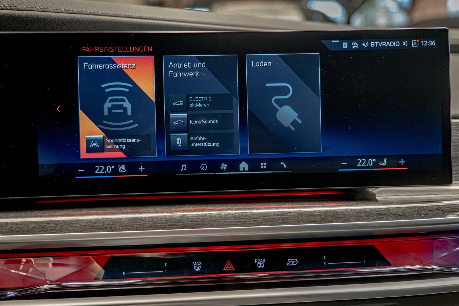 BMW 750 E/xDrive/SKY Lounge/INDIVIDUAL/Bowers & Wilkins/Au, снимка 16 - Автомобили и джипове - 53837371