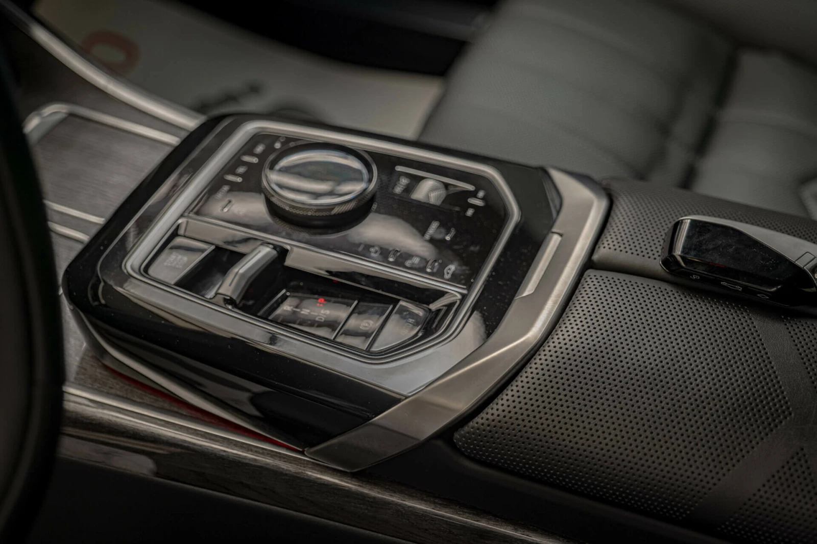 BMW 750 E/xDrive/SKY Lounge/INDIVIDUAL/Bowers & Wilkins/Au, снимка 12 - Автомобили и джипове - 53837371