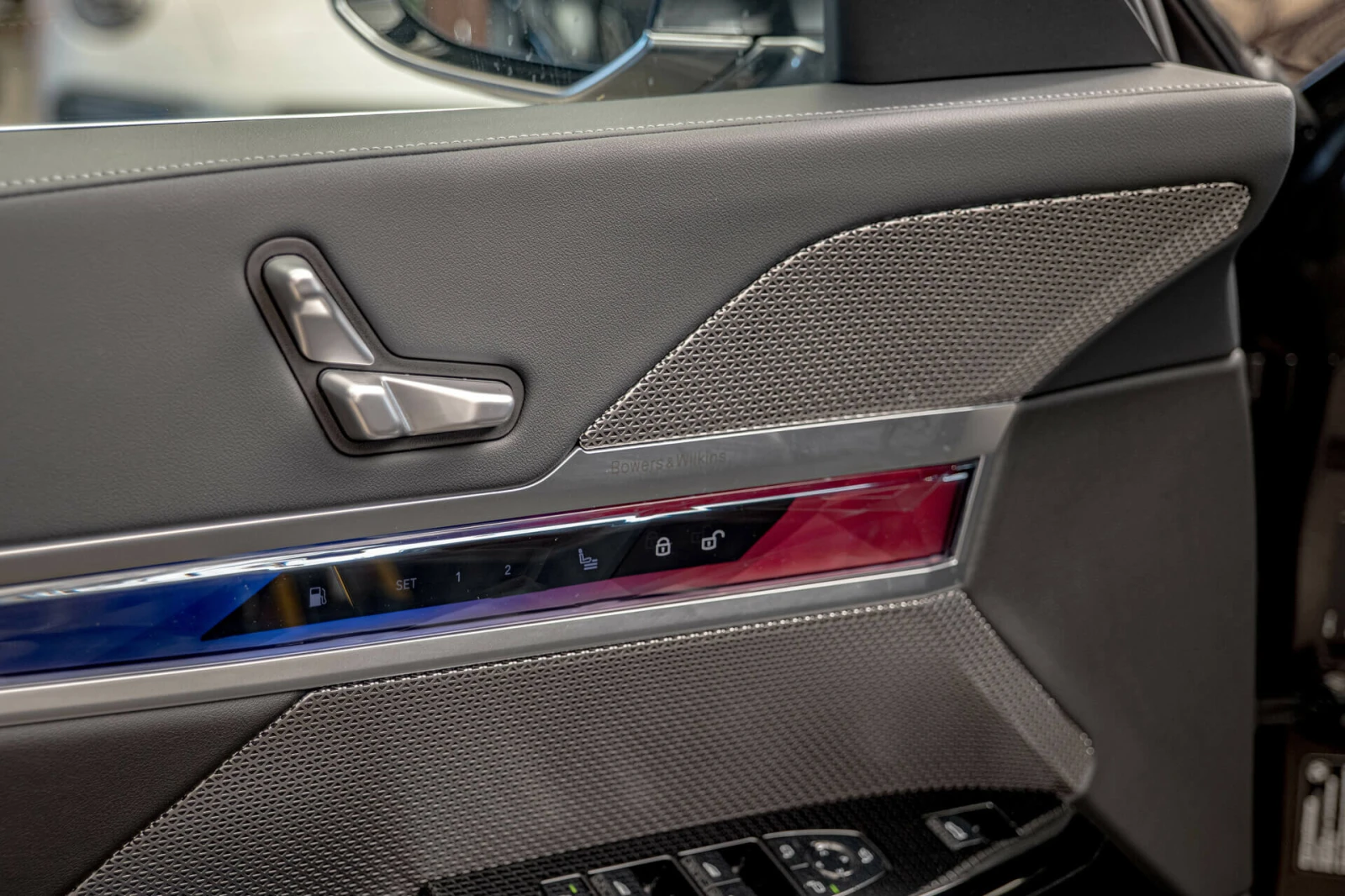 BMW 750 E/xDrive/SKY Lounge/INDIVIDUAL/Bowers & Wilkins/Au, снимка 9 - Автомобили и джипове - 53837371