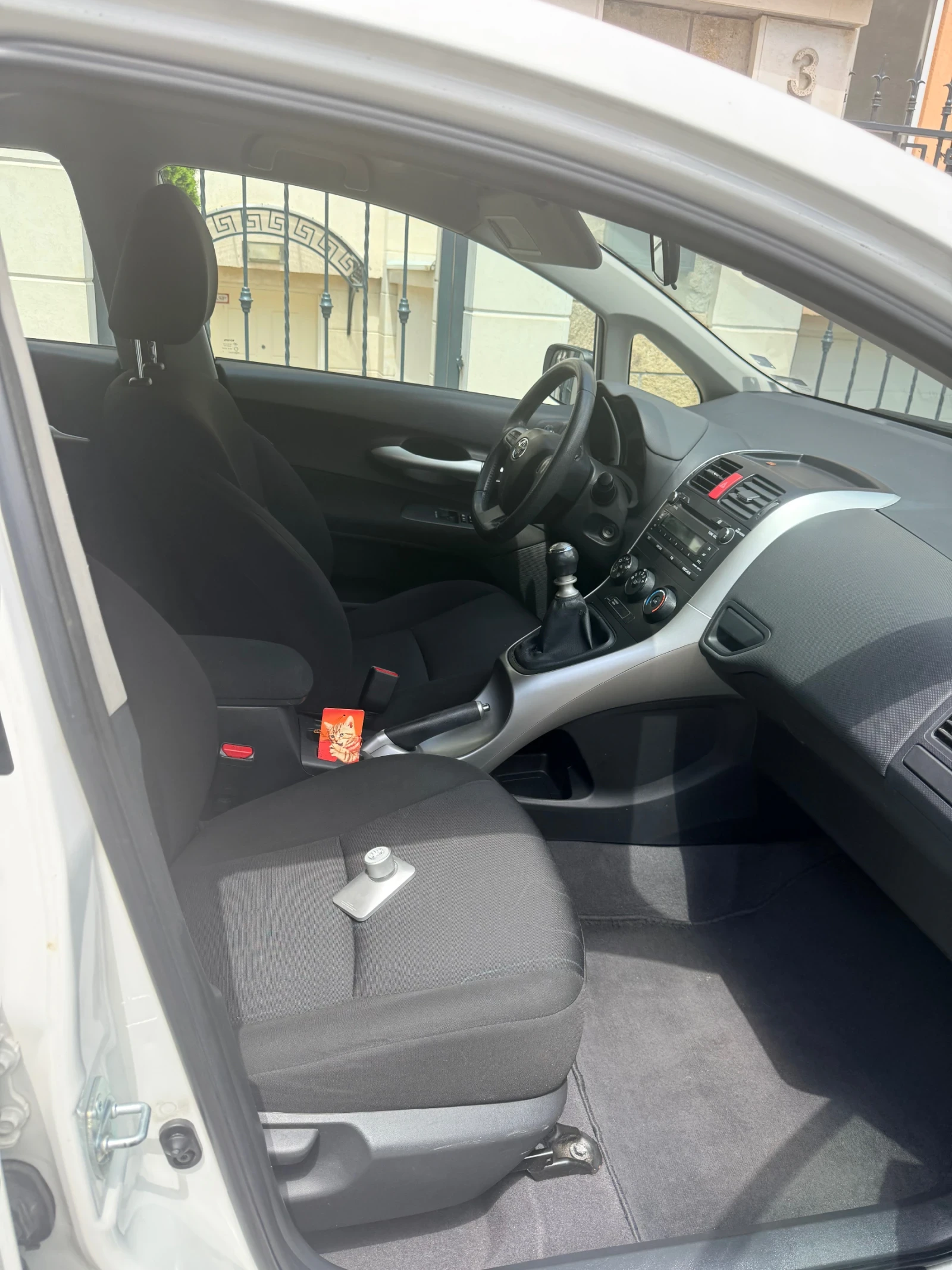 Toyota Auris, снимка 9 - Автомобили и джипове - 54888571