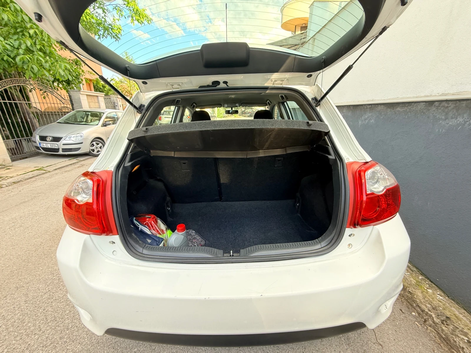 Toyota Auris, снимка 10 - Автомобили и джипове - 54888571