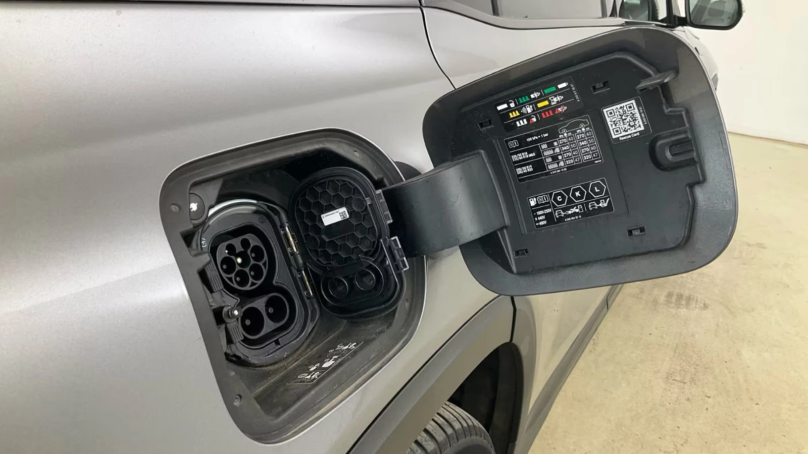 Mercedes-Benz EQB 300/228HP/4MATIC/AMG/360/PANO/NIGHT/KLESS/ACC/490z, снимка 16 - Автомобили и джипове - 54931838
