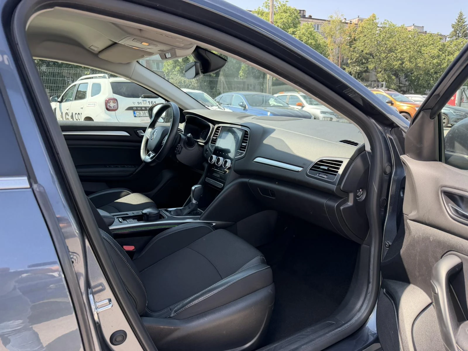 Renault Megane 1.3TCe Sedan 140k.c., снимка 8 - Автомобили и джипове - 55362892