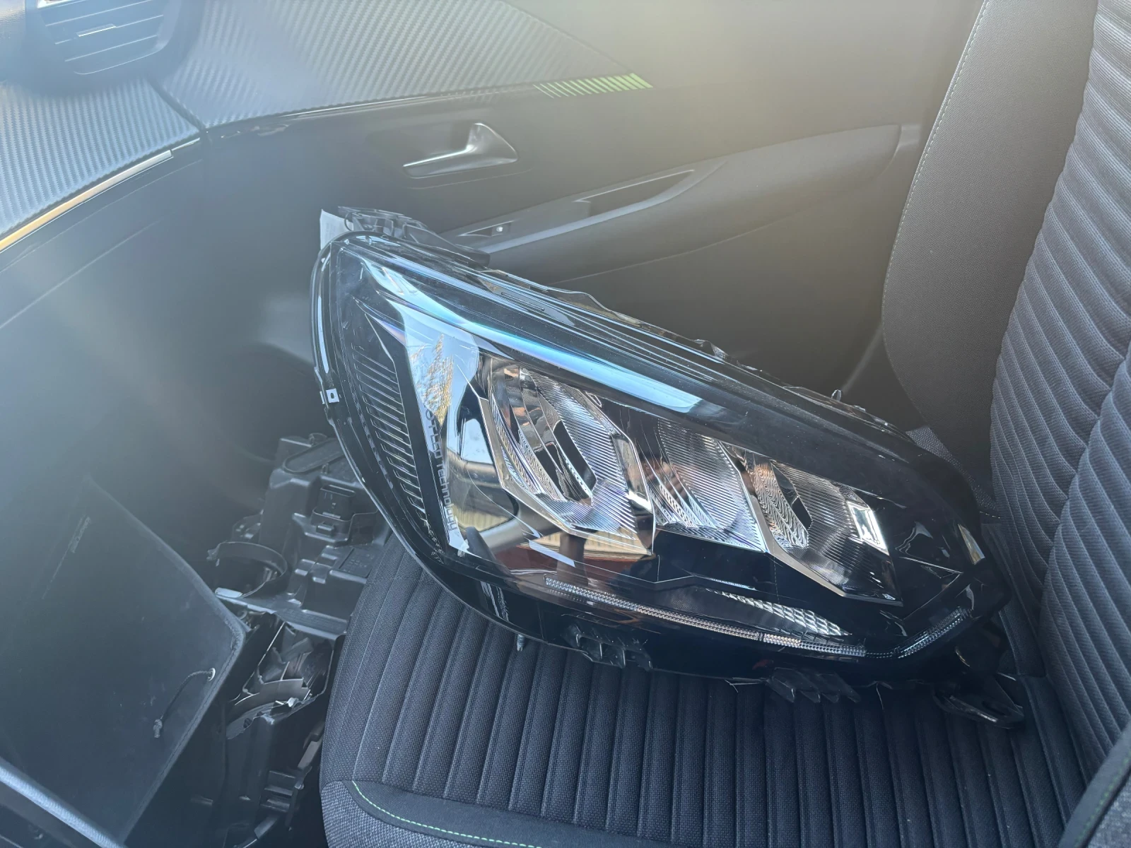 Peugeot 208, снимка 11 - Автомобили и джипове - 56422164