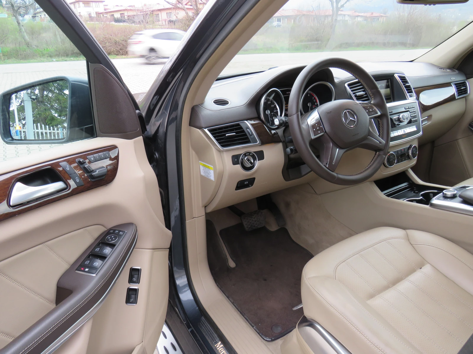 Mercedes-Benz GL 550 * V8 BI-TURBO AMG PACK 7-МЕСТЕН* , снимка 9 - Автомобили и джипове - 54134504