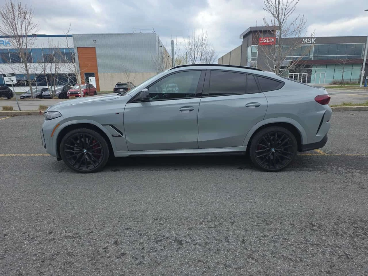 BMW X6 * M60i xDrive * ДИСТРОНИК * 360 * ОБДУХВАНЕ, снимка 11 - Автомобили и джипове - 54418097