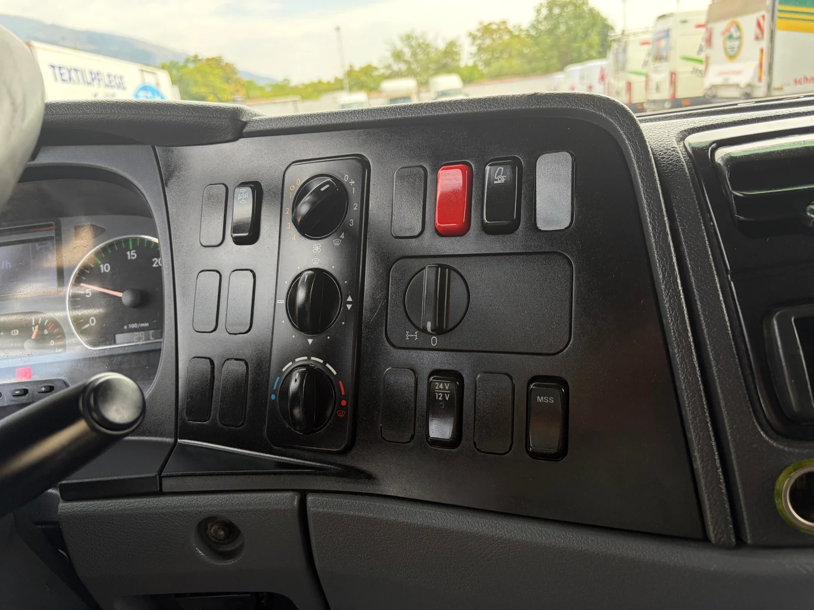 Mercedes-Benz Atego 818* Тристранен самосвал* 4м* Топ състояние, снимка 13 - Камиони - 55877097