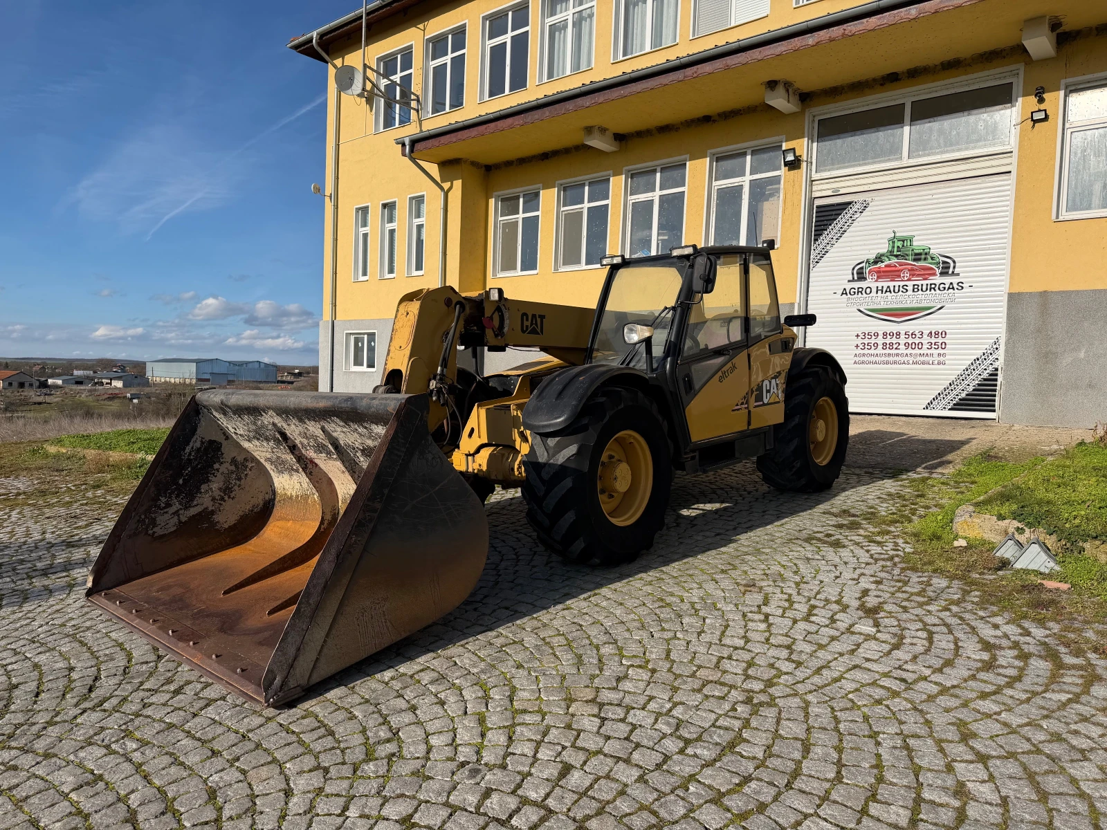 Телескопичен товарач Caterpillar TH 330 B С КОФА И ВИЛИЦИ ЛИЗИНГ - изображение 3