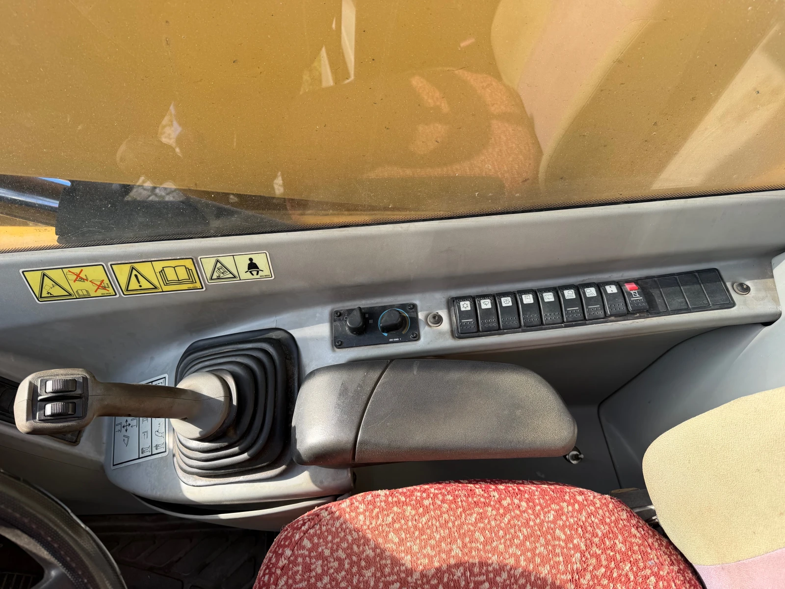 Телескопичен товарач Caterpillar TH 330 B С КОФА И ВИЛИЦИ ЛИЗИНГ - изображение 10