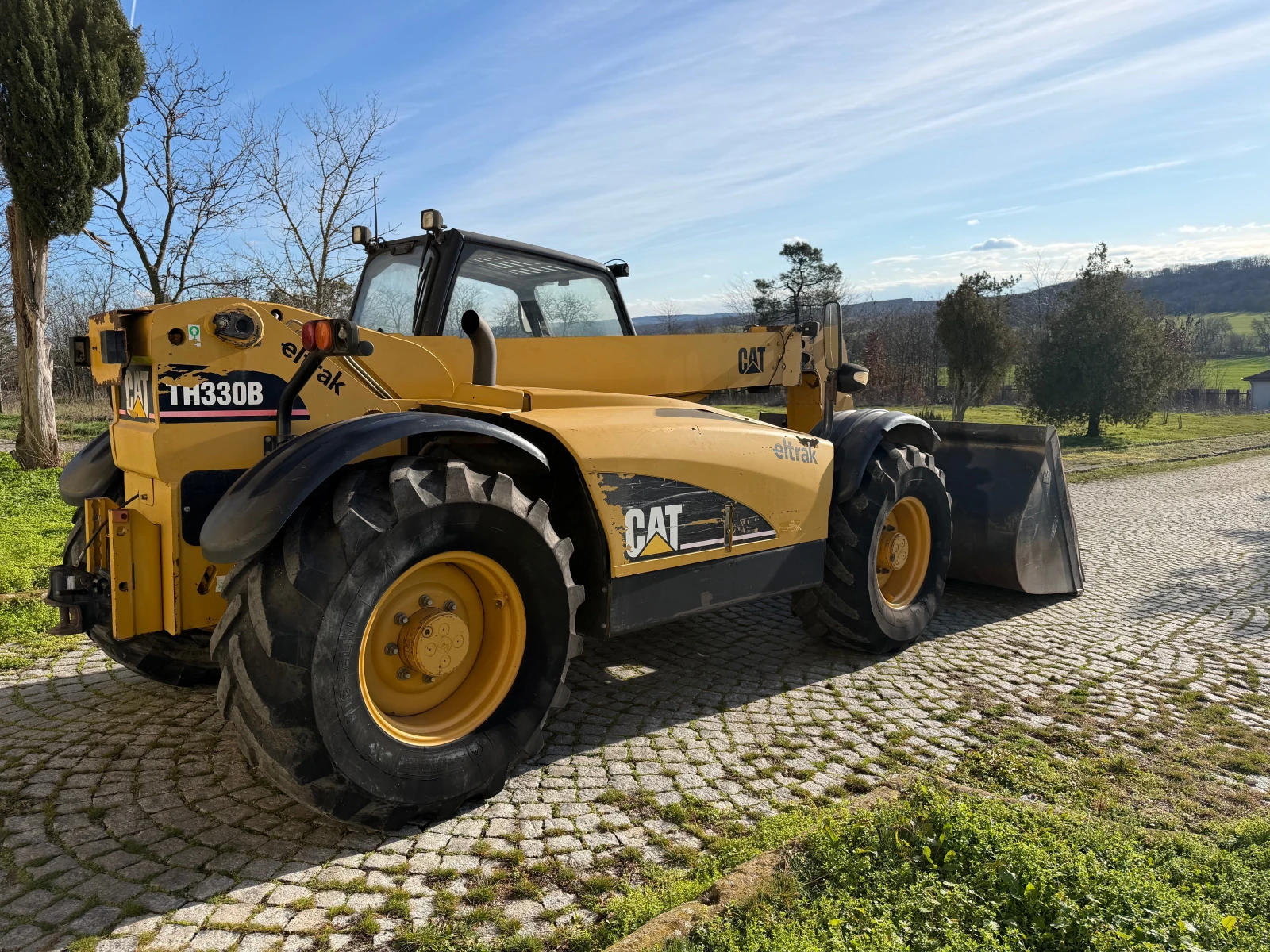 Телескопичен товарач Caterpillar TH 330 B С КОФА И ВИЛИЦИ ЛИЗИНГ - изображение 7