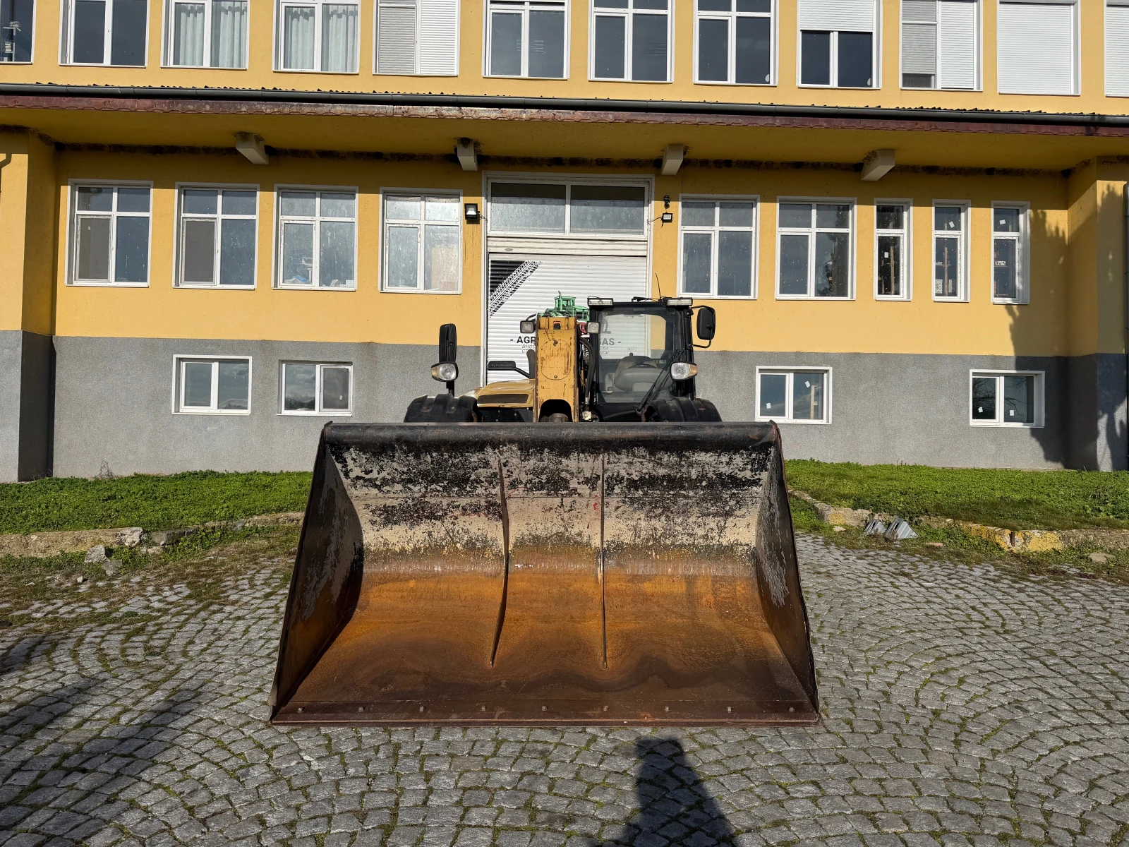 Телескопичен товарач Caterpillar TH 330 B С КОФА И ВИЛИЦИ ЛИЗИНГ - изображение 2