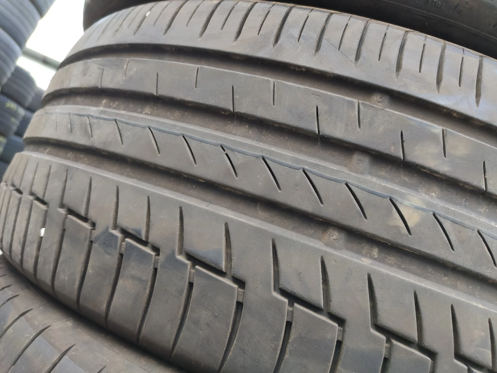 Гуми Летни 235/45R20, снимка 5 - Гуми и джанти - 56664433