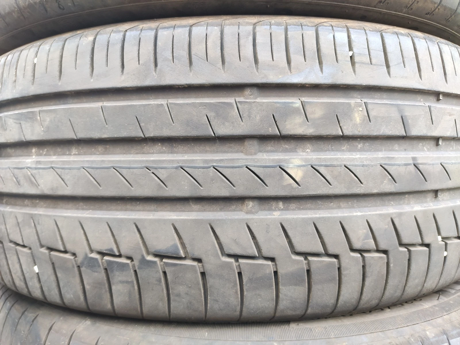 Гуми Летни 235/45R20, снимка 2 - Гуми и джанти - 56664433