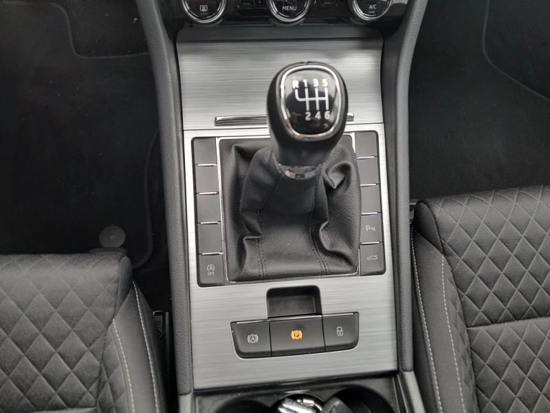 Skoda Superb 2.0 TDI/6МТ, снимка 11 - Автомобили и джипове - 53124449