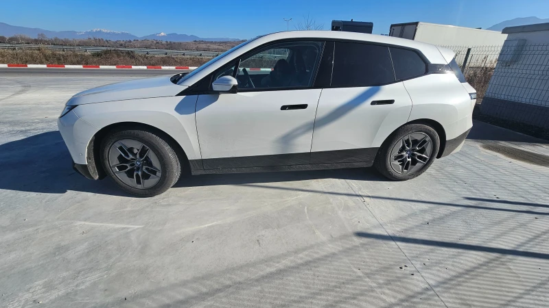 BMW iX 40 СПОРТ ПАКЕТ ЗИМНИ И ЛЕТНИ КОЛЕЛА, снимка 15 - Автомобили и джипове - 53483096