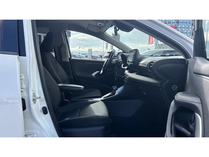 Toyota Yaris 1.5 HSD CVT FWD CHIC, снимка 6 - Автомобили и джипове - 53451220